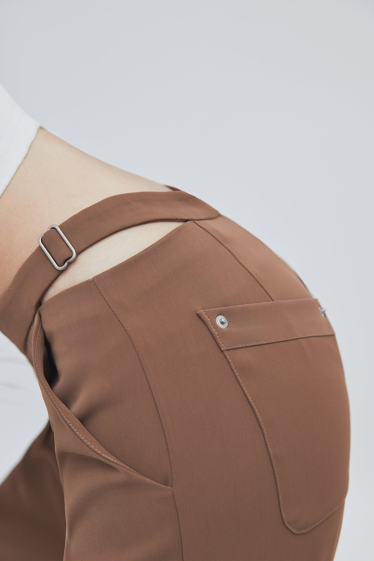CUT OUT PANTS (BROWN)
