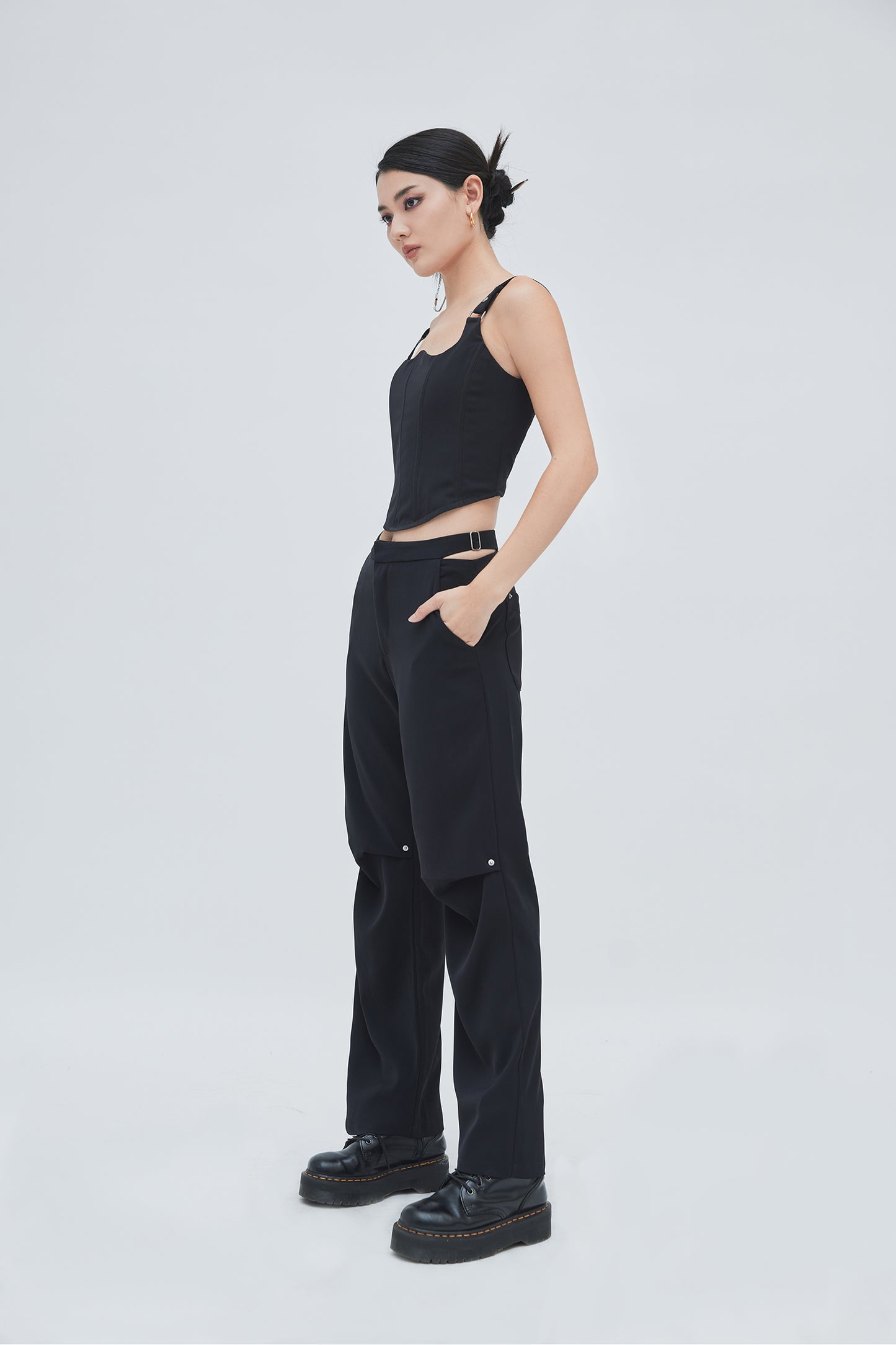 CUT OUT PANTS (BLACK)