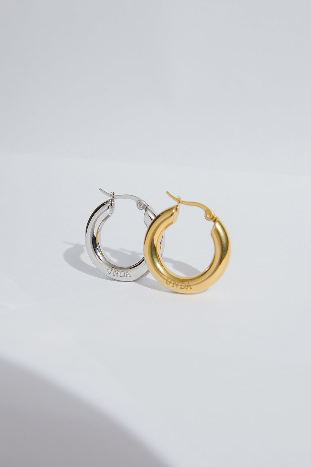 UNDA HOOP EARRINGS (GOLD)